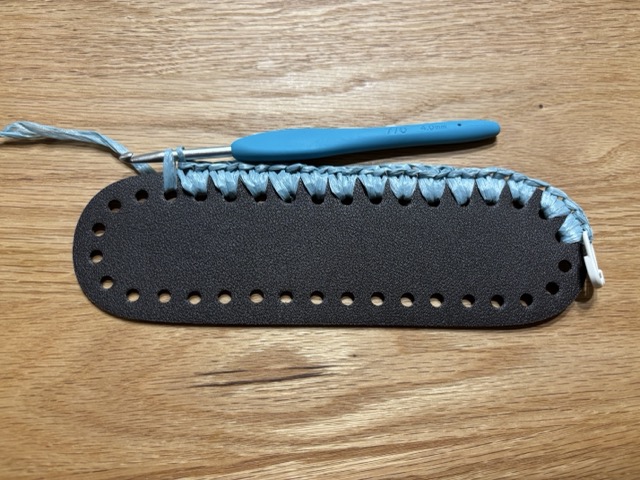 底板に編みつける