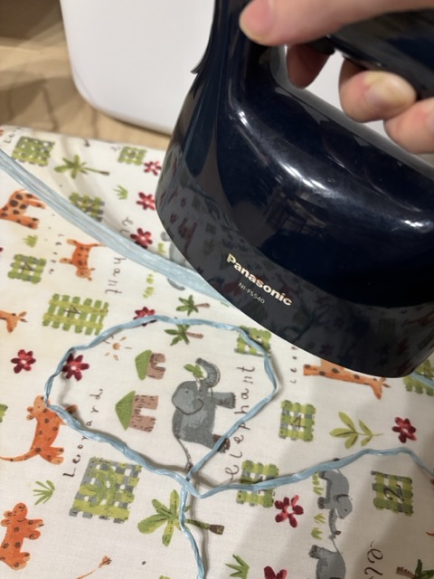 スチームアイロンをかける