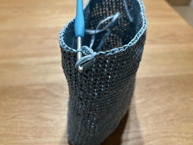 後から針を入れる