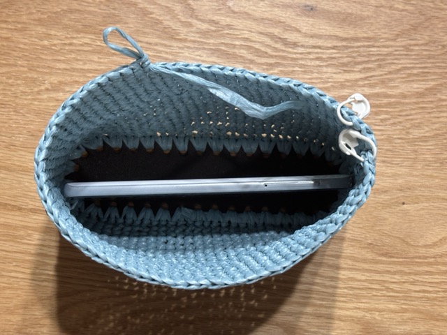 スマホを横向きに入れた様子