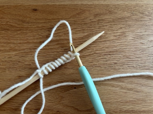 棒針に巻き付けながら鎖編み