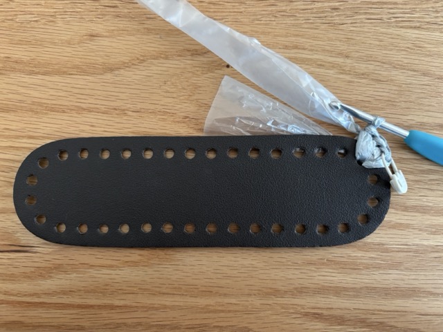 １つ目の穴を編んだところ