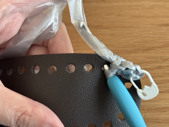 底板に針を通す